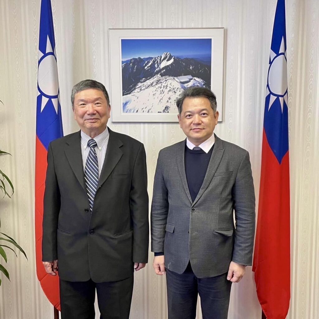 Director General Amino Chi took a group photo with Dr. John Hsu